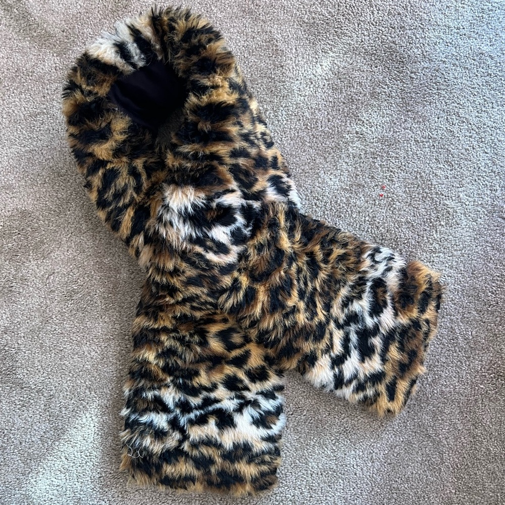 Aritzia Faux Fur Leopard Print Scarf